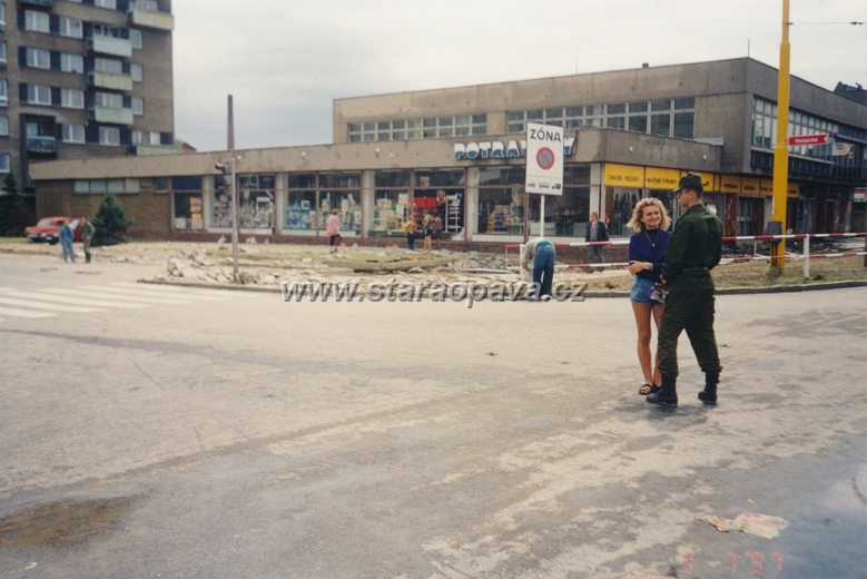 holasicka (20).jpg - Počátek Holasické ulice foceno od Ratibořské v roce 1997 po opadnutí vody. Obchod po povodních přestavěn do současné podoby a je v něm supermarket Albert.